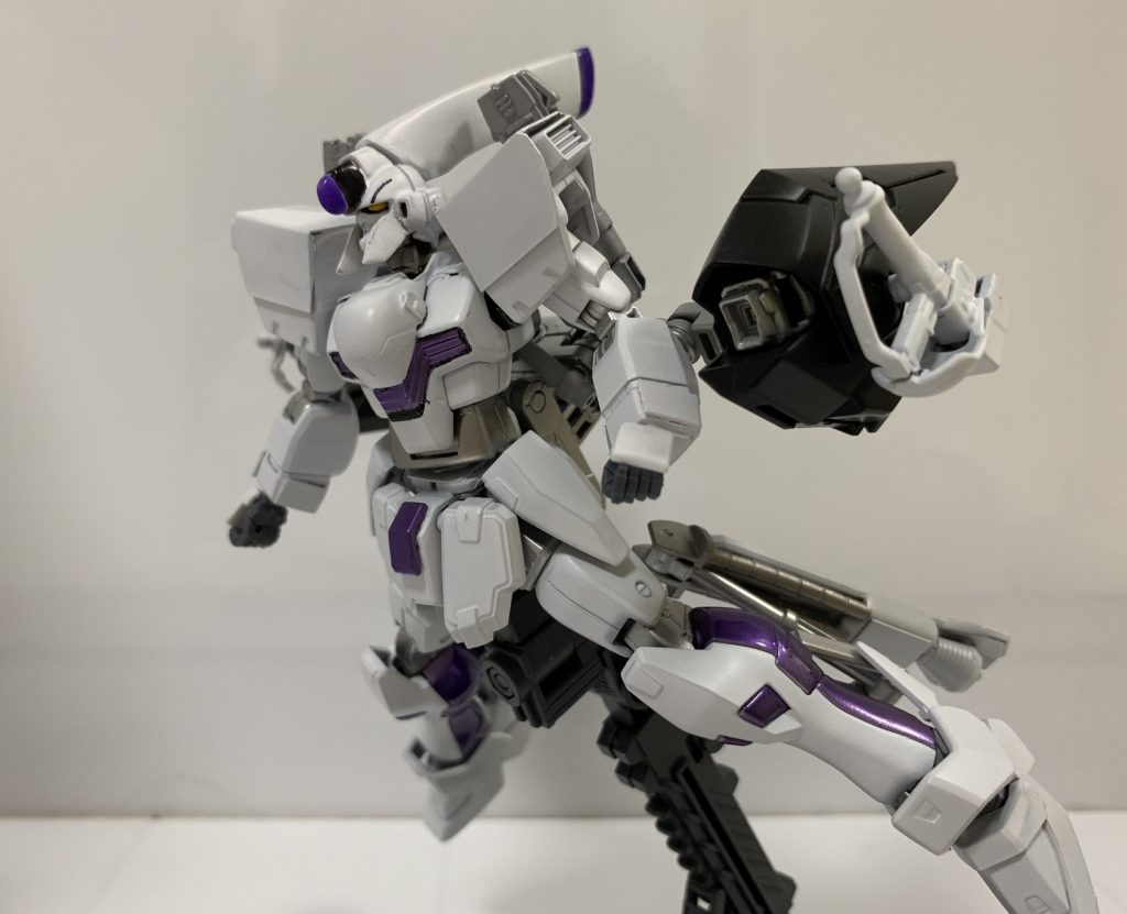 装甲パージ
レコードブレイカー改
コルニグスとの戦闘データをもとに改修。

ミノフスキードライブの代わりに可動域の広いスラスターと、脚部に装着したスラスターを用いて旋回性とトリッキーさを手に入れた機体に。
単体戦闘力はコルニグスを上回る。
スラスターにはヴァルアブル スピード ビームライフル装備 ミノフスキードライブ接続時のエネルギーを充電して使うため、装甲パージ後は一撃のみの発射が可能。