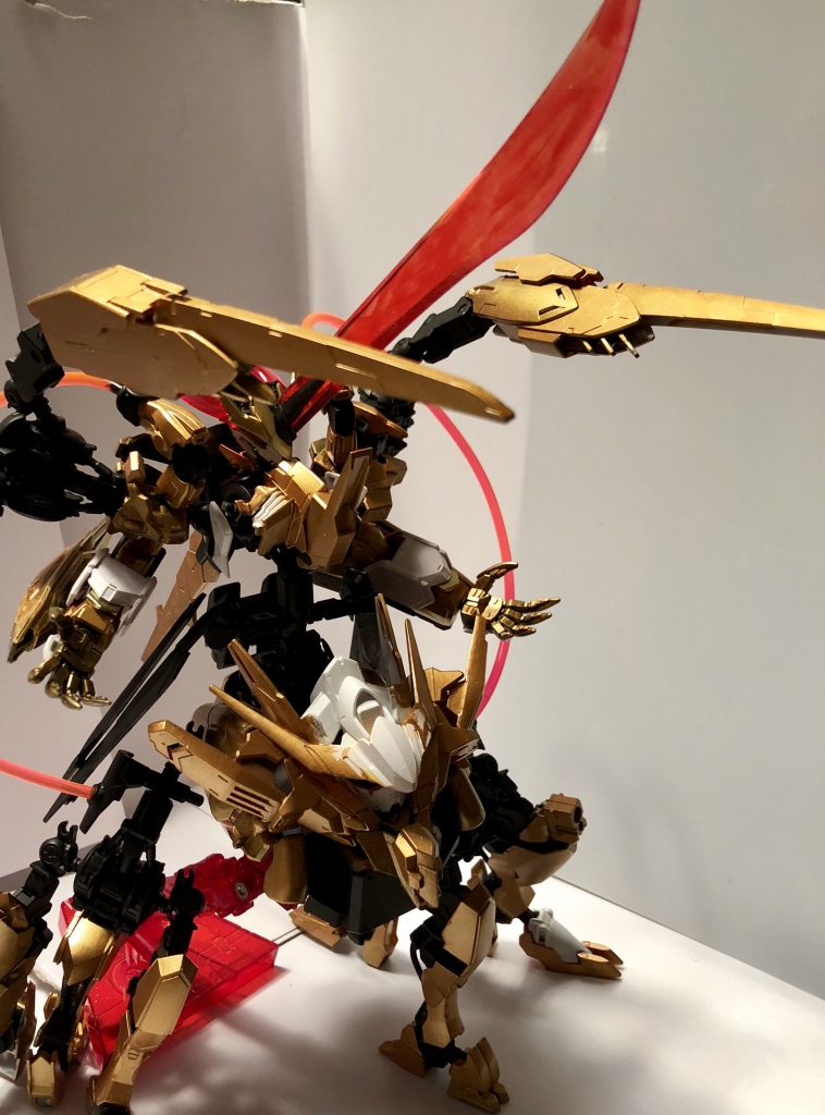 ・ビーストクロウ
…両肩の翼は、前方に展開して爪のように振るうことも可能。重力場を発生させて、触れるもの全てを崩壊させる。また、瓦礫や弾丸を射出するバレルとしても機能させることができる。その威力はダインスレイヴ数発分に匹敵する。