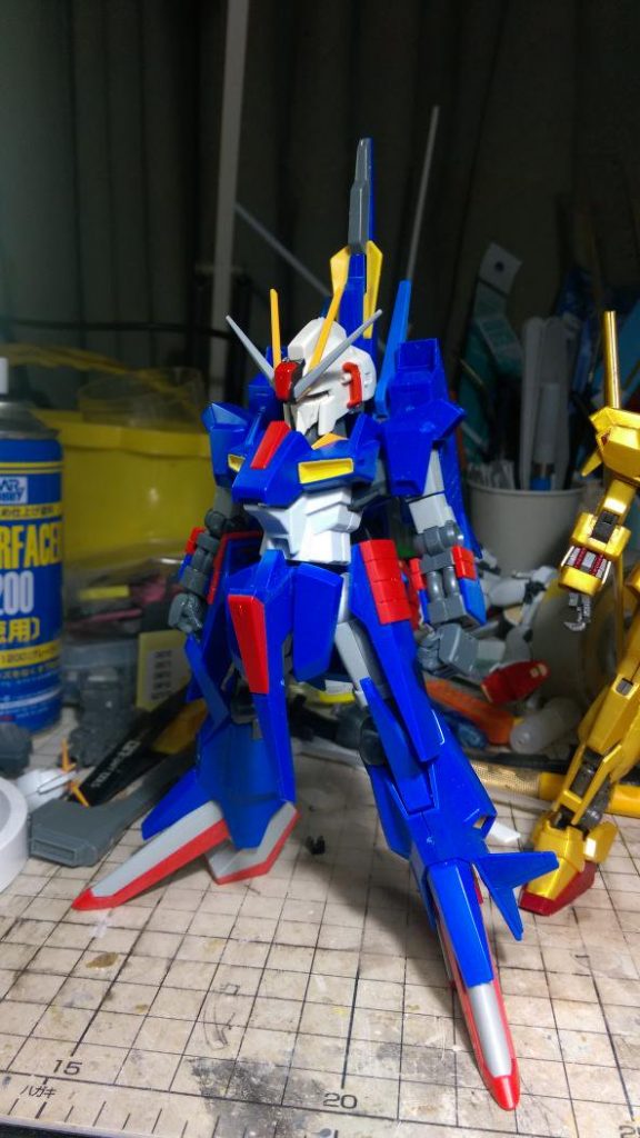 製作初期。ＺⅡをメインに頭はＭＧＺｐｌｕｓ、ツノはＭＧストライクノワール、腹はＺＺⅡを使用しています。