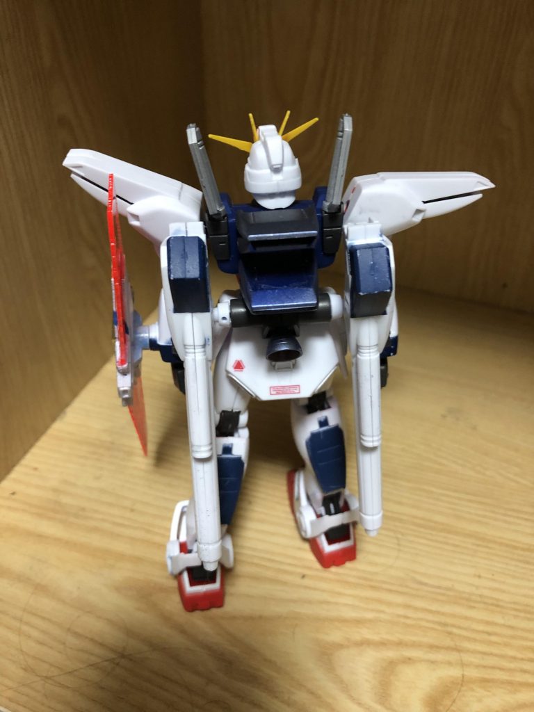 ヴェスバーにも塗りましたがハゲてる…。
デカールも取れているところがあります。
僕はこのガンダムの後ろ姿が1番好きです。