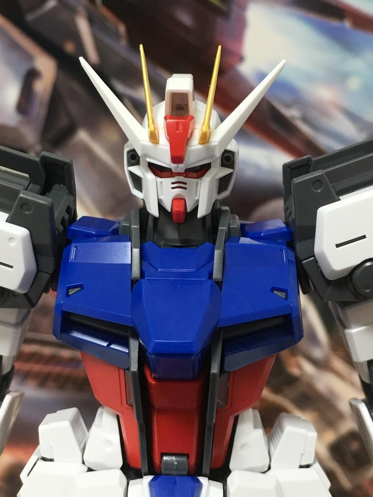 気になったのがマスク。
上は素組みの写真ですが、顔が異様に前に出ているように見えたので、フェイスパーツの差し込み部を1㎜ほど削って後ろにもっていってます。