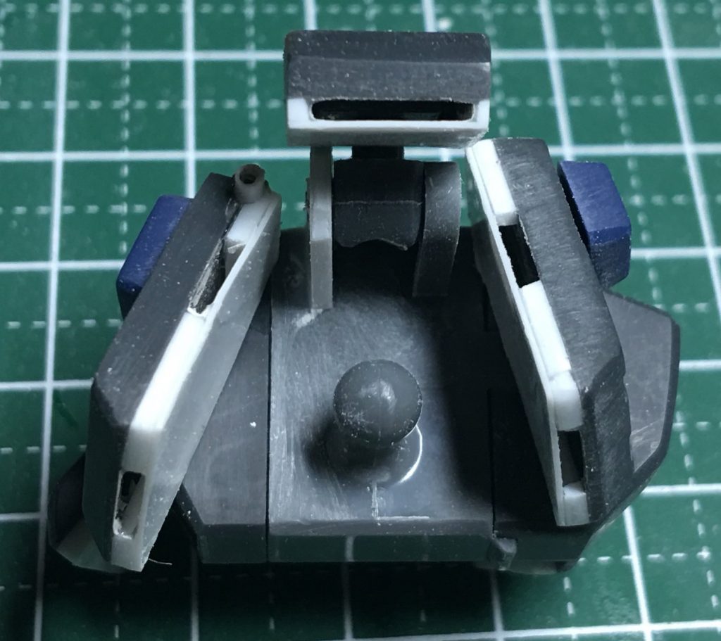 姿勢制御バーニアっぽいのをプラ板で作りました
そして後ろのアーマー動くようになってます
0,5mmドリルで穴開けて針金通しました

何気に1番力入れたところです