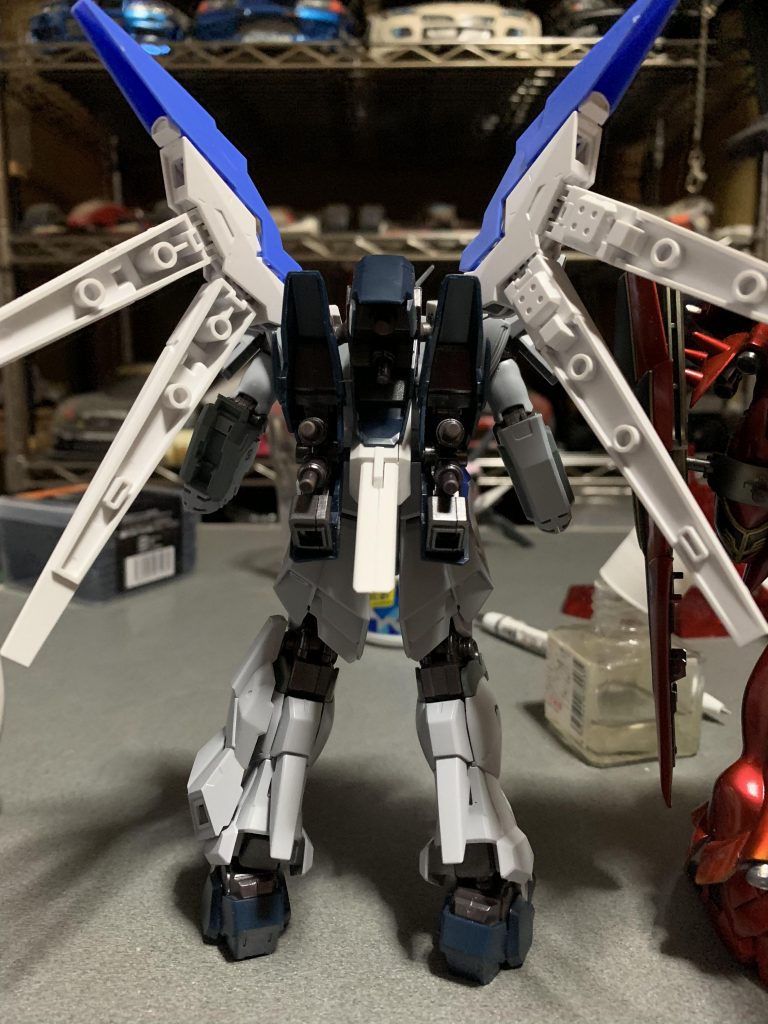 ファンネルとバーニアの取り付け位置を確認。