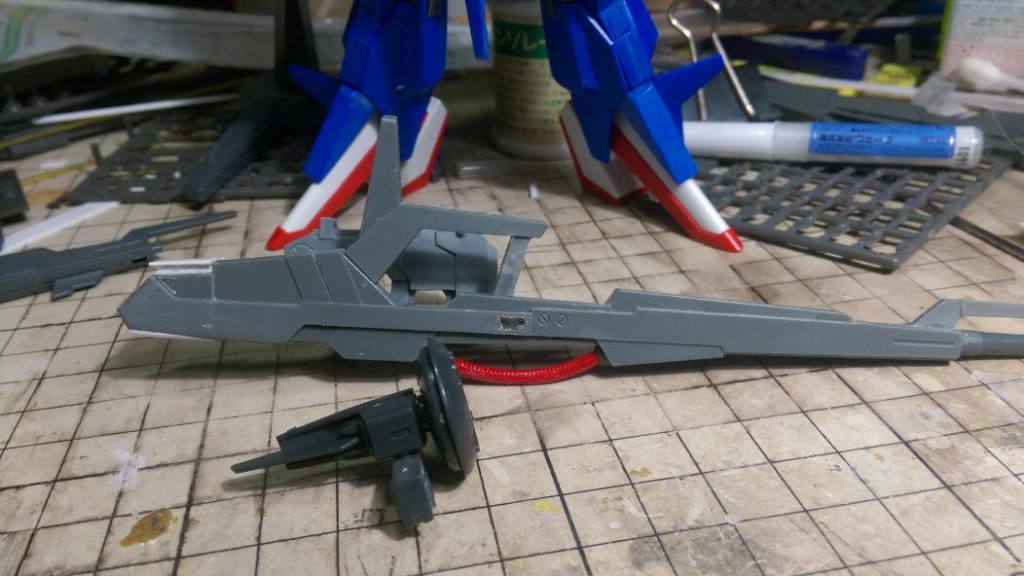 メガ・ビームライフルにＥｘ－Ｓガンダムのレドームを追加し、銃身下部のパイプは繊維チューブに交換しています。