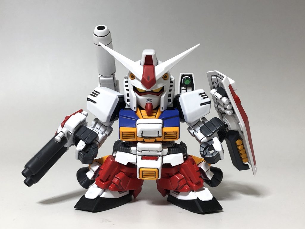 正面。
パーフェクトガンダムの形態でのパランスを求めたので外装は脱着不可にしてあります。