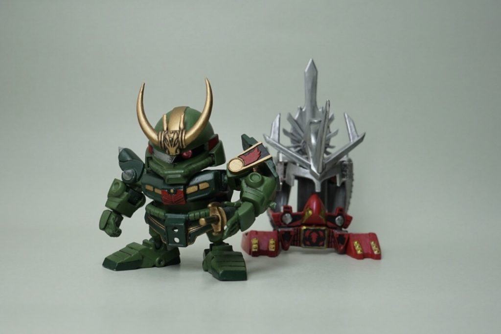 闇の鎧と。
キットでは足を交換して闇将軍になりますが、鎧感を出せるようスリッパ状に改造しました。