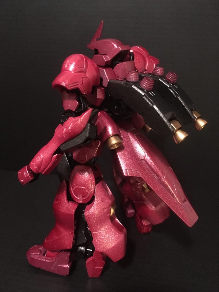 設定:
宇宙世紀0092年。アナハイム・エレクトロニクス社の元ジオン系技術者達が総力を結集して開発した新生ネオ・ジオン軍の試作型モビルスーツ。シャア・アズナブルが搭乗することを前提にデザインされたニュータイプ専用機である。