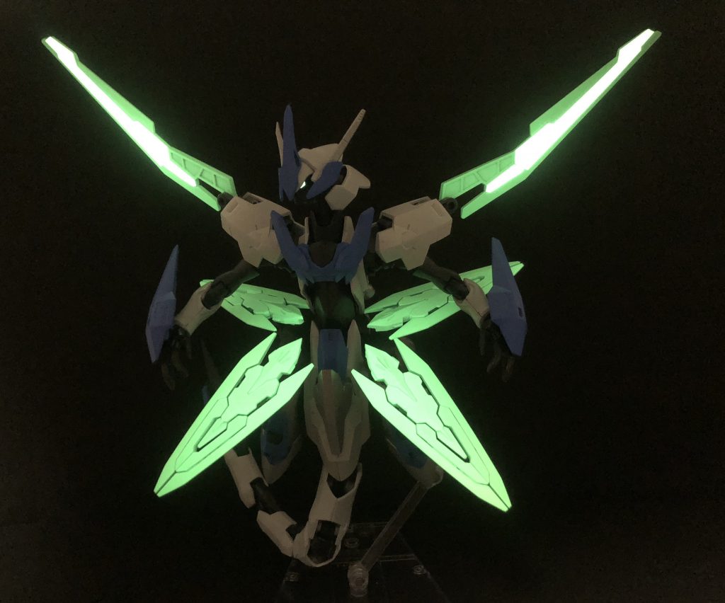 「蓄光塗料」は明るいところで光を吸収し、暗闇で光を徐々に放出するため、

特殊な機材を必要とせず、ただ部屋の電気を消すだけで画像のような綺麗な緑色に発光します。