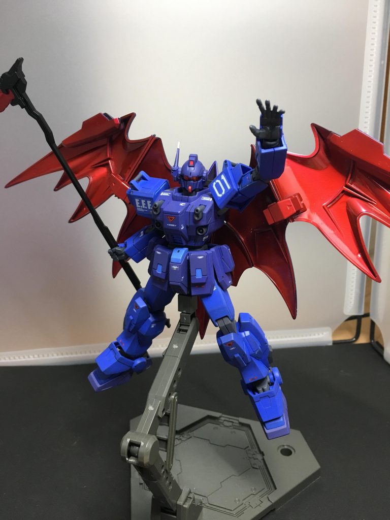 鎌を保持できるようにプラ棒で工作してます。