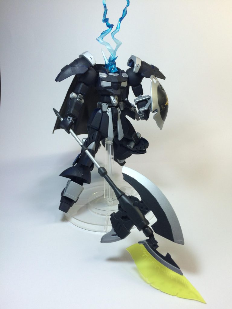 所持武器はビーム兵装を搭載した大型ハルバードにシールド