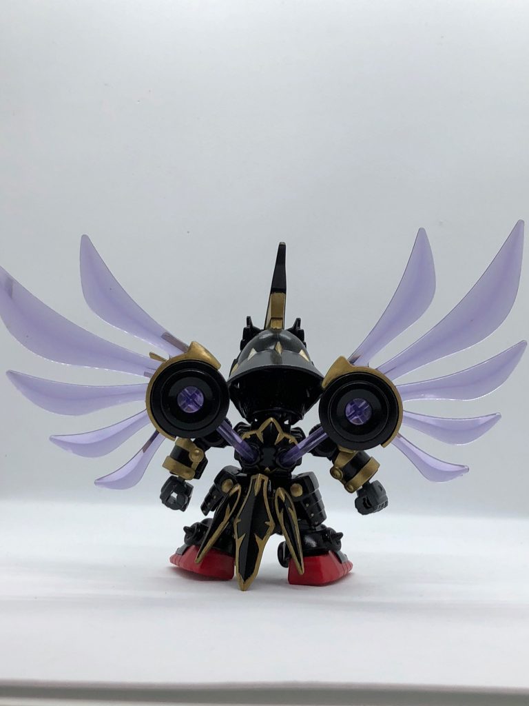 武器なしで背面。
LBXルシファーから羽の接続部をそのまま移植。紫のクリアパーツが美しく派手でお気に入り。