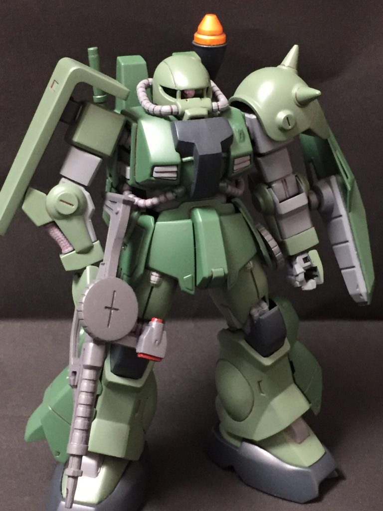 今回は少しオラ設定をｺﾐｺﾐで解説したいと思います…( ˙꒳​˙  )
本機はジオン共和国に属する機体であり，連邦軍に所属する機体よりもジオン風に改修されているのが特徴である．胸部の増加装甲が一年戦争のザクを思わせる形状であるのもそのひとつ．