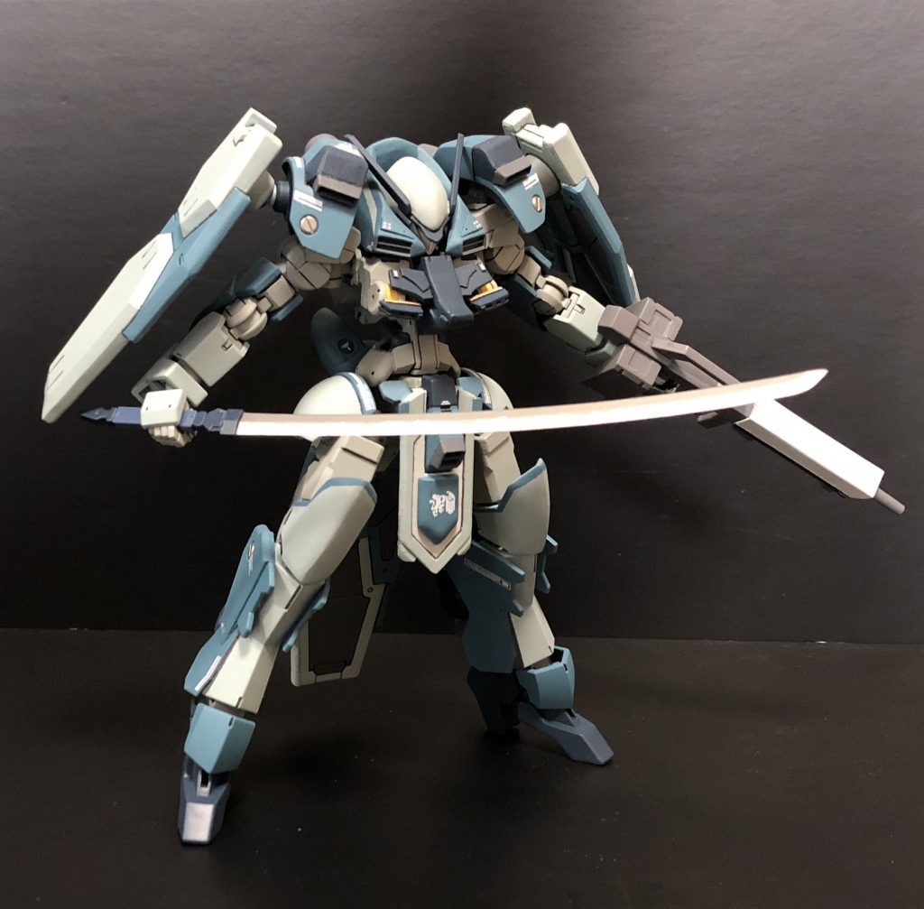 ［武装］
実戦にも積極的に参加していた当機は、運用データとパイロットの保護の観点から、グレイズ用のシールドを機体各所に三機装備している。
また、グレイズライフルには防弾カバーがなされており、損傷率の高い銃身のサバイバビリティーを向上させている。
MSサイズの日本刀もオプションとして用意されているが、担当パイロットはイマイチ扱いきれず、十分な運用データが取れなかったためか、以降、他の部隊で配備された記録は残っていない。