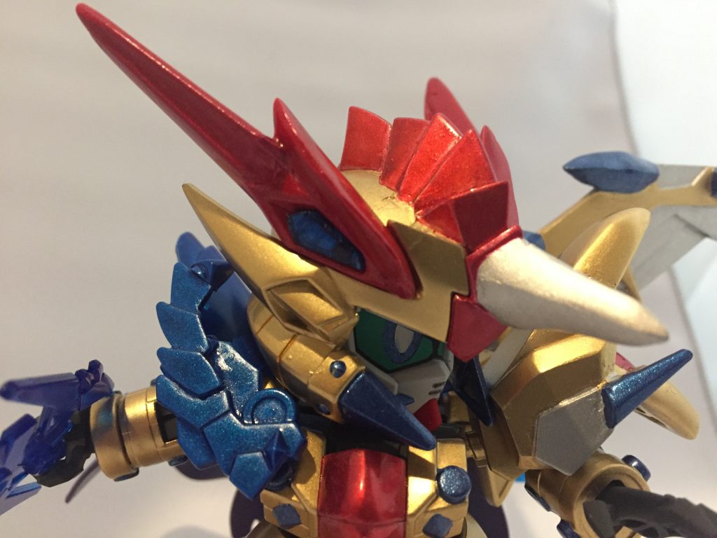 肩はver.1と2を切り貼りして形を整えました。頭部のトサカは、ver.2の兜の上からver.1のトサカを乗せて、隙間をパテで成型しました。