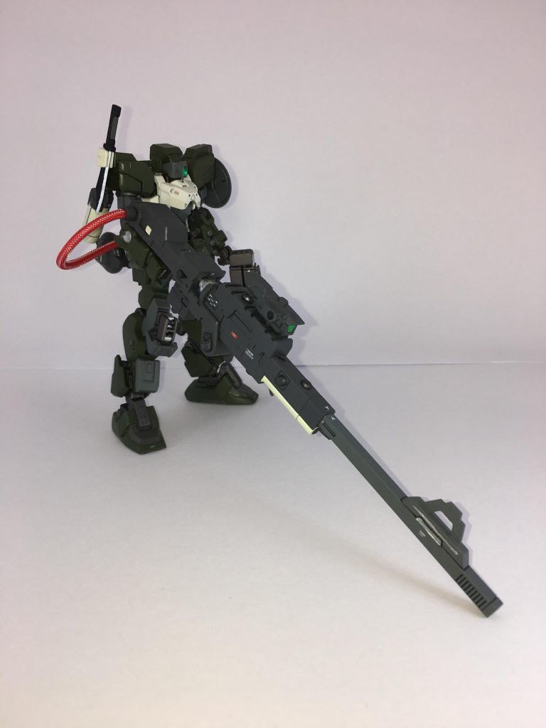 大型レールガン
本機専用のリニア式のスナイパーライフル。弾丸は専用のAPFSDSを使用し、適切な角度で当たった場合MSの装甲であれば一撃で突き破る事ができる。ただし、ライフル自体は長大で取り回しが悪い上、武器としては非常に重いので、照準を合わせるのは一苦労する。