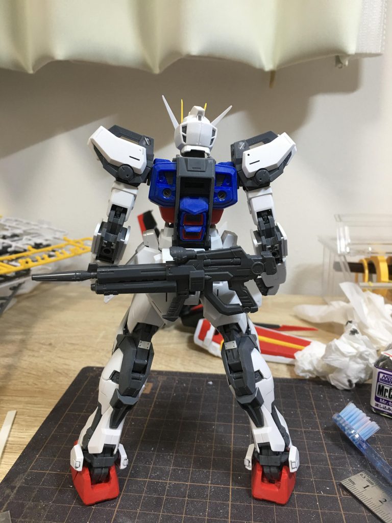 ライフルは腰にマウントパーツを自作してマウント出来るようになってます