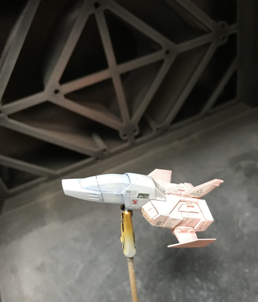 上からニュートラルグレーを吹いてシールを貼りました。ウォッシング後、ウェザリングマスターでウェザリングして完成です。