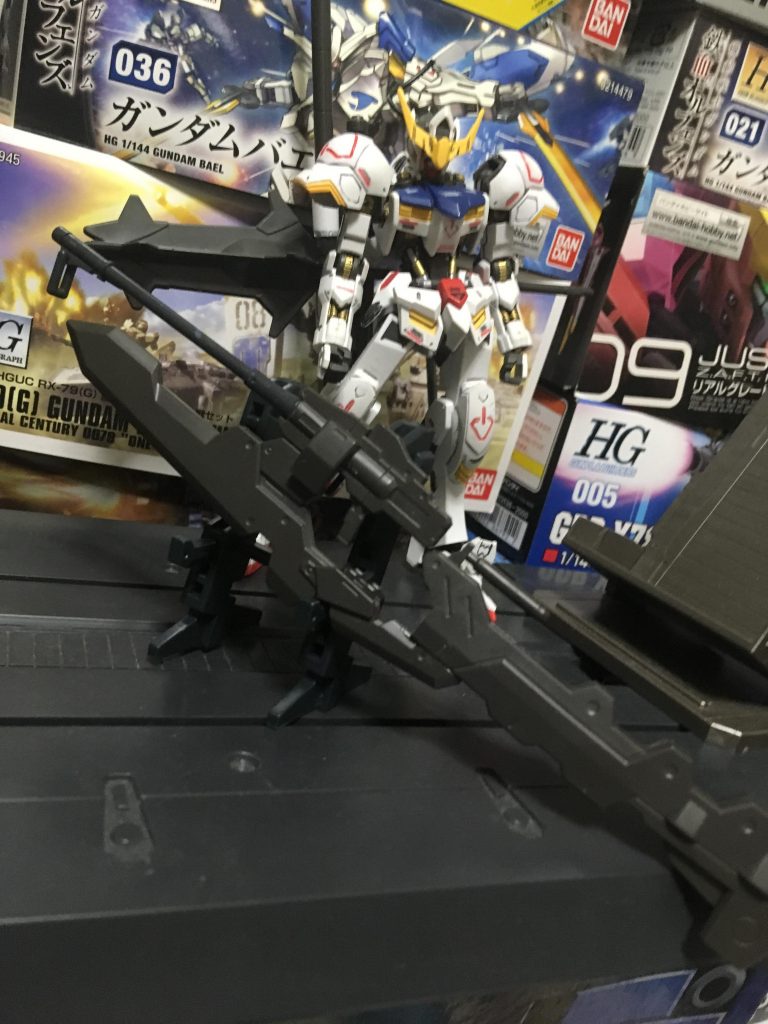 バックパックに装備している
ライフルのサフを吹く前の状態です
ガブスレイのライフル
アスタロトオリジンの刀の鞘
鉄血の武器セットの武器を
使用しております^_^