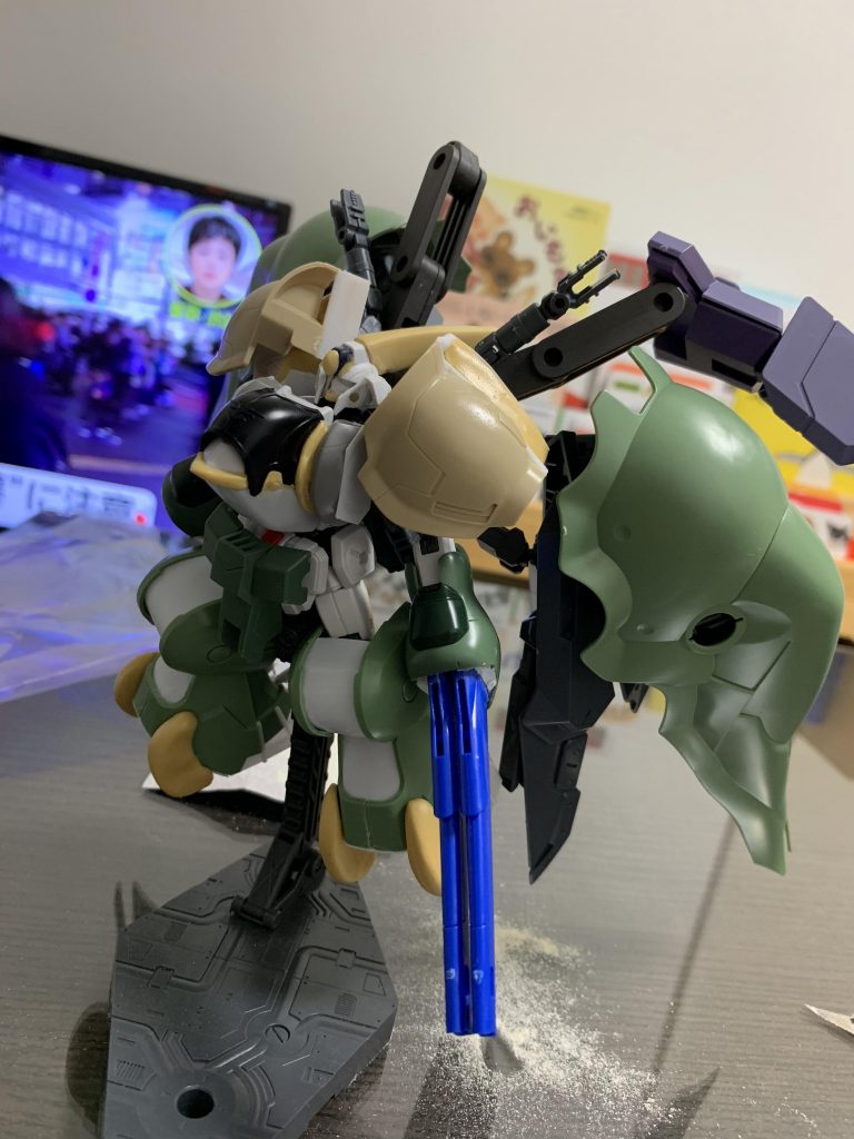 装甲はネオジムと挟み込みで装着。ここから若干デザインは変わってますが、概ね決まったとこです。
ヘッドパーツは最後まで悩みました