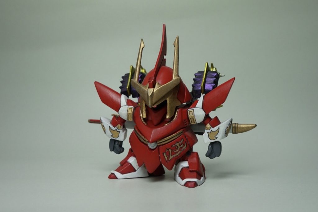 前から。
キットの顔は…な感じなので切り離して削り込みました。胸もパテを盛ってイメージに近づけてます。