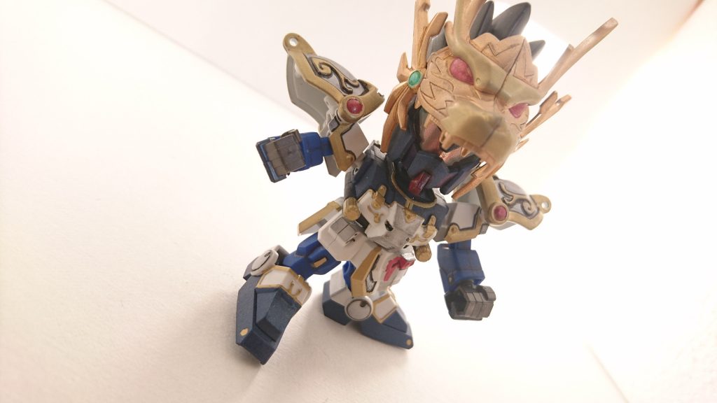 「がおーっ!」肩は左右入れ換えることで裏面に塗られた赤色が前面にくることでEXAMを表現しています。