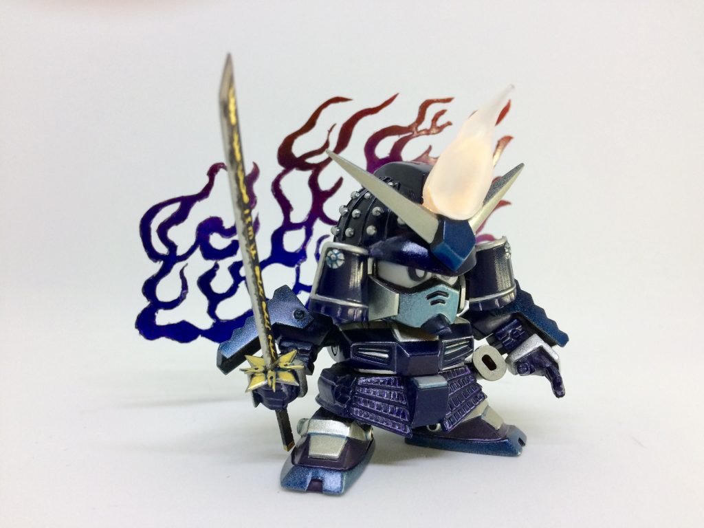 刀をプラ板で自作。模様は筆描きしました。
左掌はHGUCガンキャノンのまるっこい指を移植。