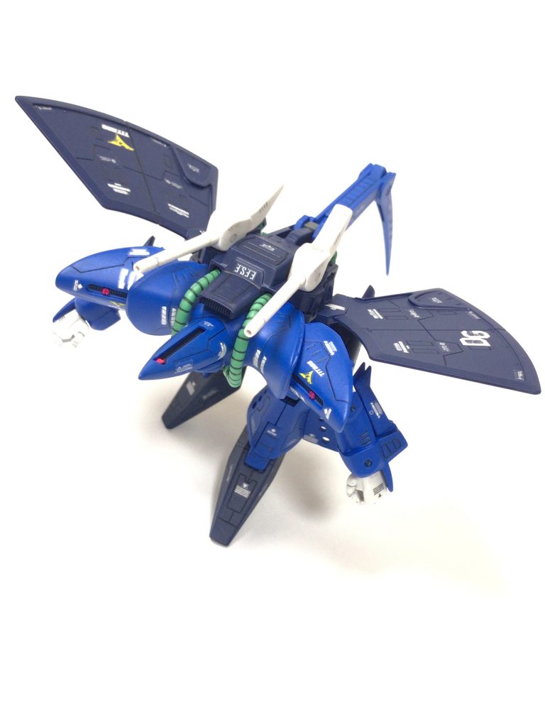 変形は出来ませんがアニメでもやっていた前屈みになっての射撃体勢は出来ます。