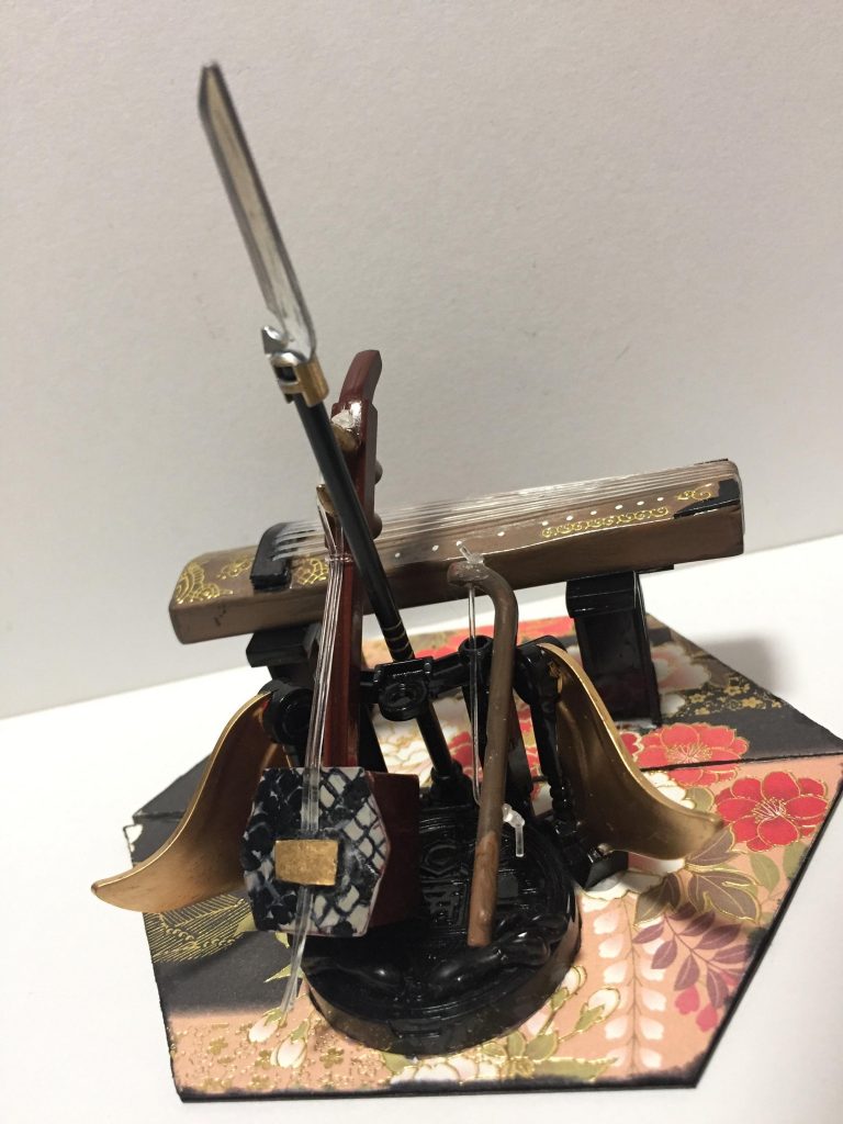 琴と二胡、槍は使わない時にはこのスタンドにまとめられるようになってます。
二胡側のスタンドはでっかい玉璽のパーツと黄忠のパーツの組み合わせ。