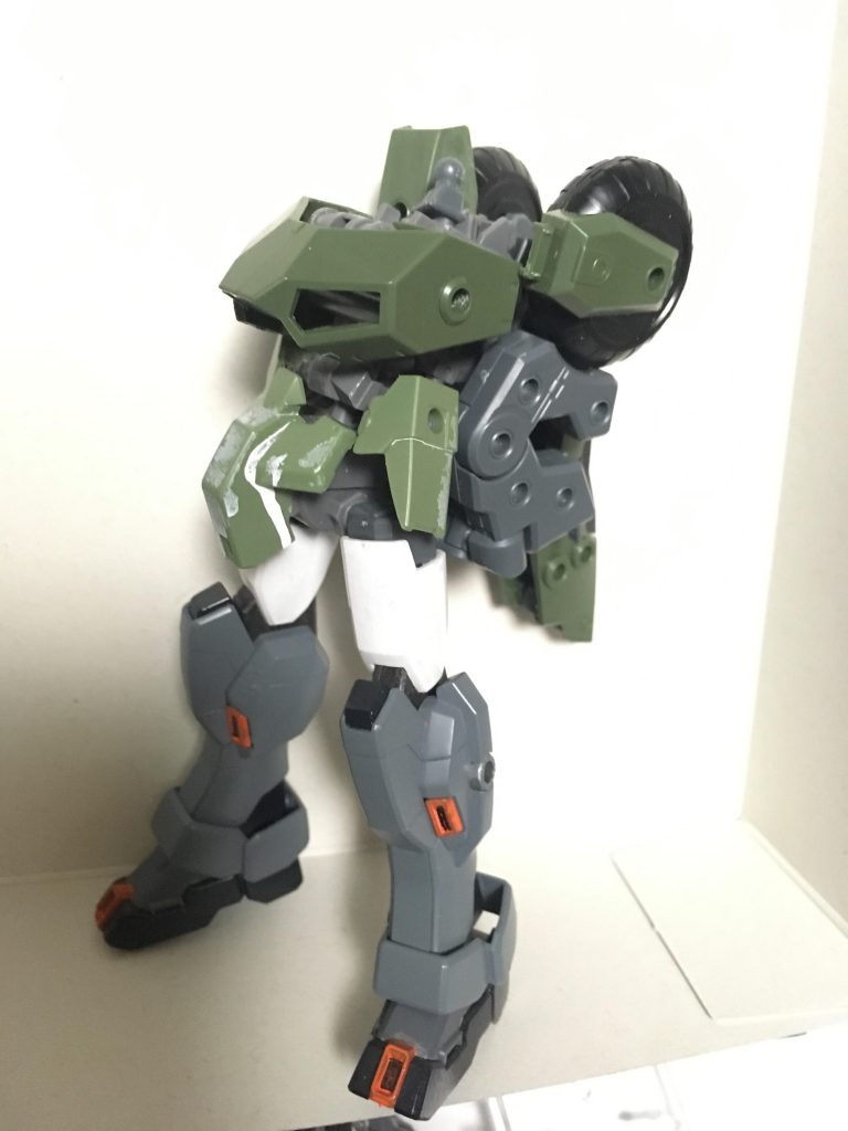 胴体はグレイズ、脚はレオパルド・ダ・ヴィンチを流用。胸はマシンライダーから。