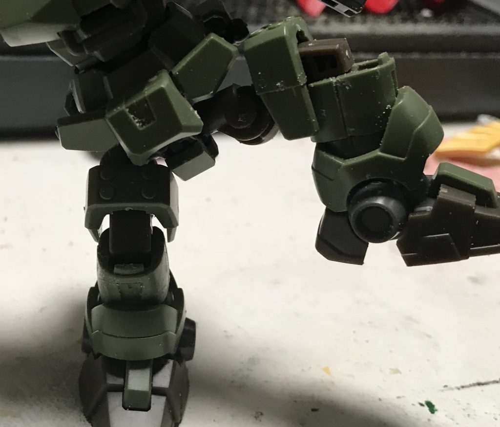 リーオの脚部を切り詰めて脚の長さを調整しています。