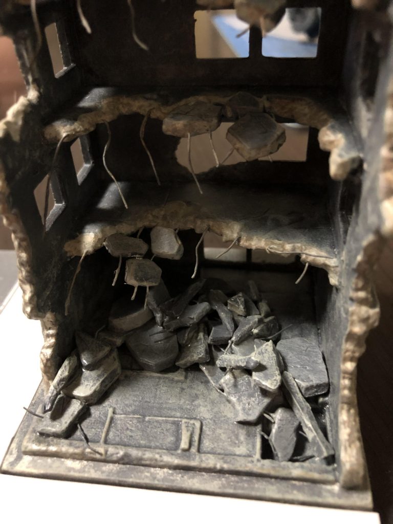 廃墟ビルは再塗装して針金等でそれらしく加工しました。