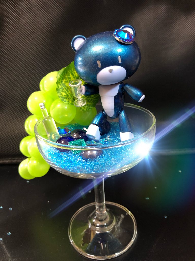 サファイアプチッガイさんはグラスの上でとっても自由です。自分のグラスのサファイアカクテルを飲んでしまいます。