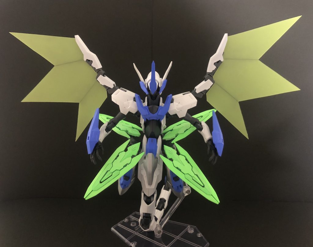 過去作[No.39希望皇ホープ](https://gumpla.jp/hg/11468)製作時におまけで作ったガンプラ製「エナジーウィング」をクリアウィングに装備させてみました。

基部の色、ウィングの色、ともにベストマッチで想像以上のかっこよさになりました。