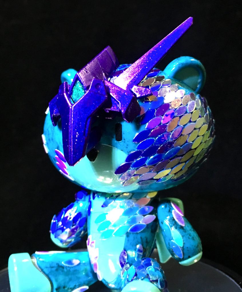 頭部の額当てを装着することで結晶化スタート！みたいなイメージです。頭部の左側をラピスラズリとタンザナイトの結晶が覆っています。