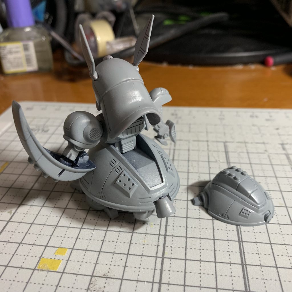サフ代わりに明灰白色を全体に吹いた状態。ほぼゲーツ機カラー。