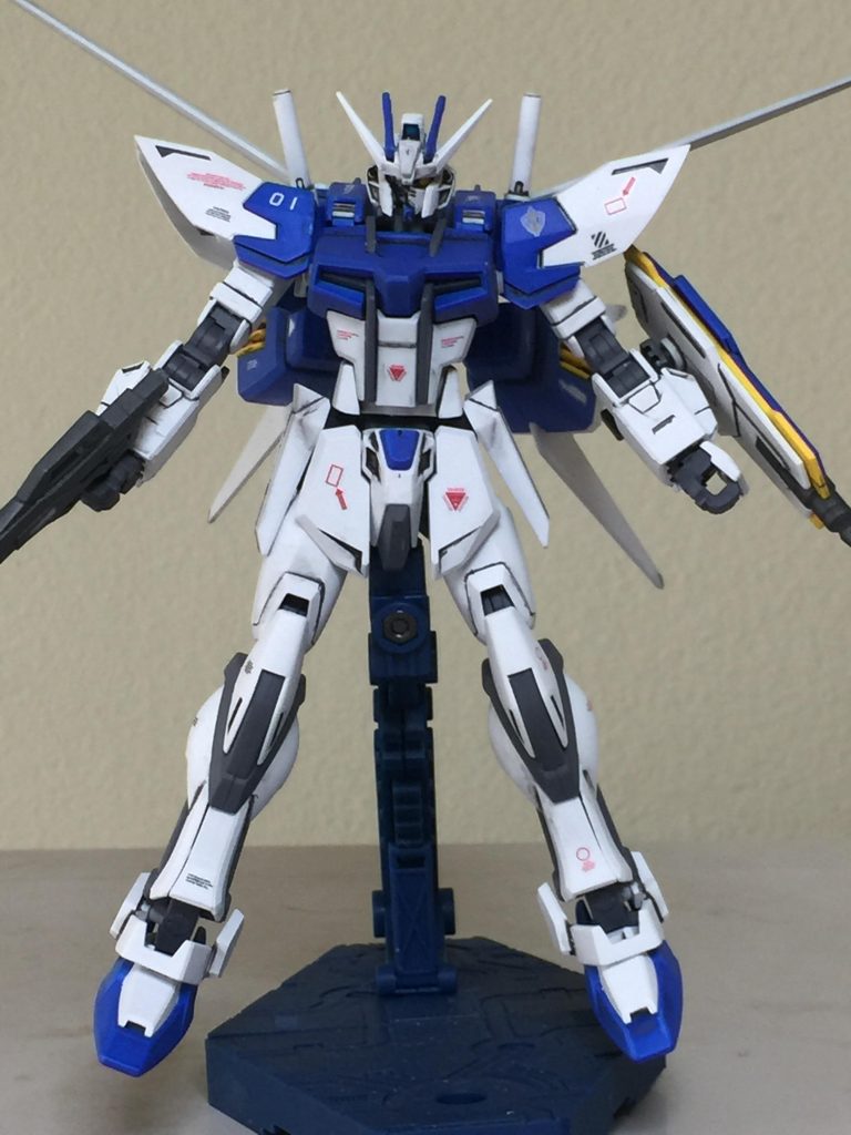 ガンダム ルクシオンの正面のアピールショットです。
今回は ほぼ ホワイトを使用しており
いつもより 少しだけ 水転写デカールを
使用しました。