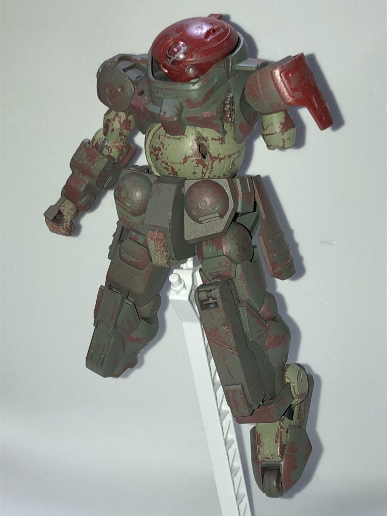 サフを塗った後に整髪料のケープを吹き、水性の層を作り、その上から基本塗装を行なって後は筆に水をつけて表面を軽く擦る事で
ケープの層が溶けてその上の基本塗装が剥がれてくれるんだそうです(°▽°)へぇ