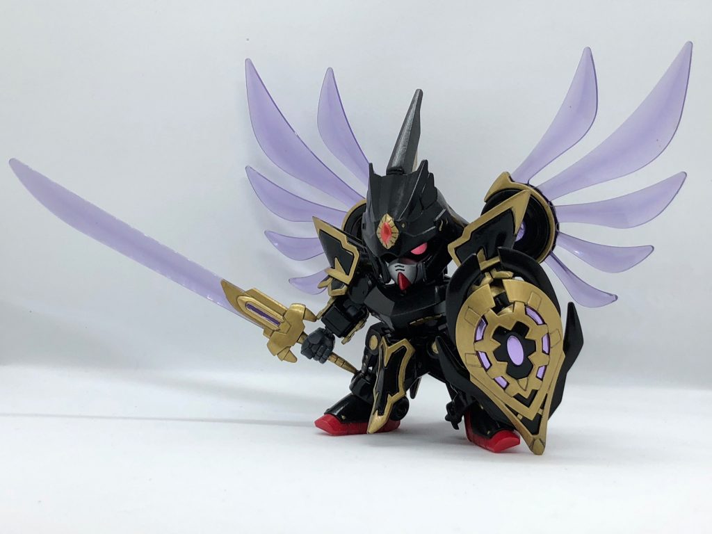 武器はLBXルシファーの剣、「ヘブンズエッジ」と盾「天帝ネメシスシールド」。販売元が同じだからおそらくプラモスキー粒子内、GBN内でも必殺ファンクションの「セラフィックウィング」、「デビルソード」さらに「セラフィックモード」も使えるはず。多分。