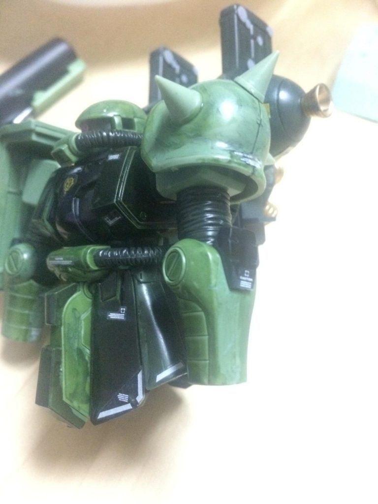 上半身、逆側から。