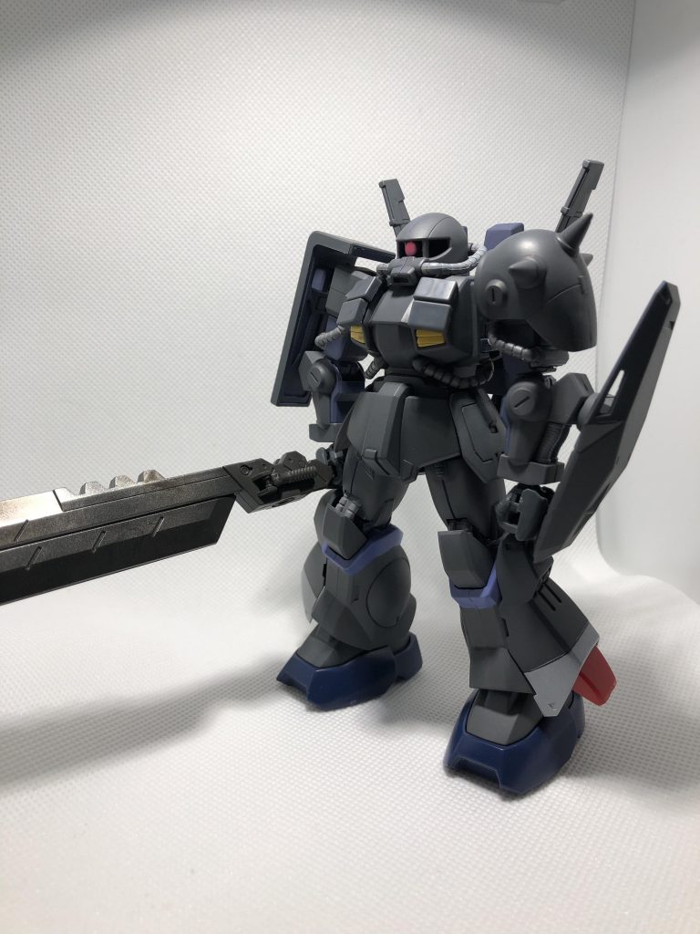 フロント
メイン塗装はガンダムマーカーエアブラシ
カラーはグレーとメカグレー
動力パイプ部分はグレーの上にホワイトを
モノアイはビルダーズパーツのサイトレンズを塗装して使用
胸部には装甲を少し追加。
武器はアスタロトのを使用。刃部分をガンメタで塗装し重厚感が出るように