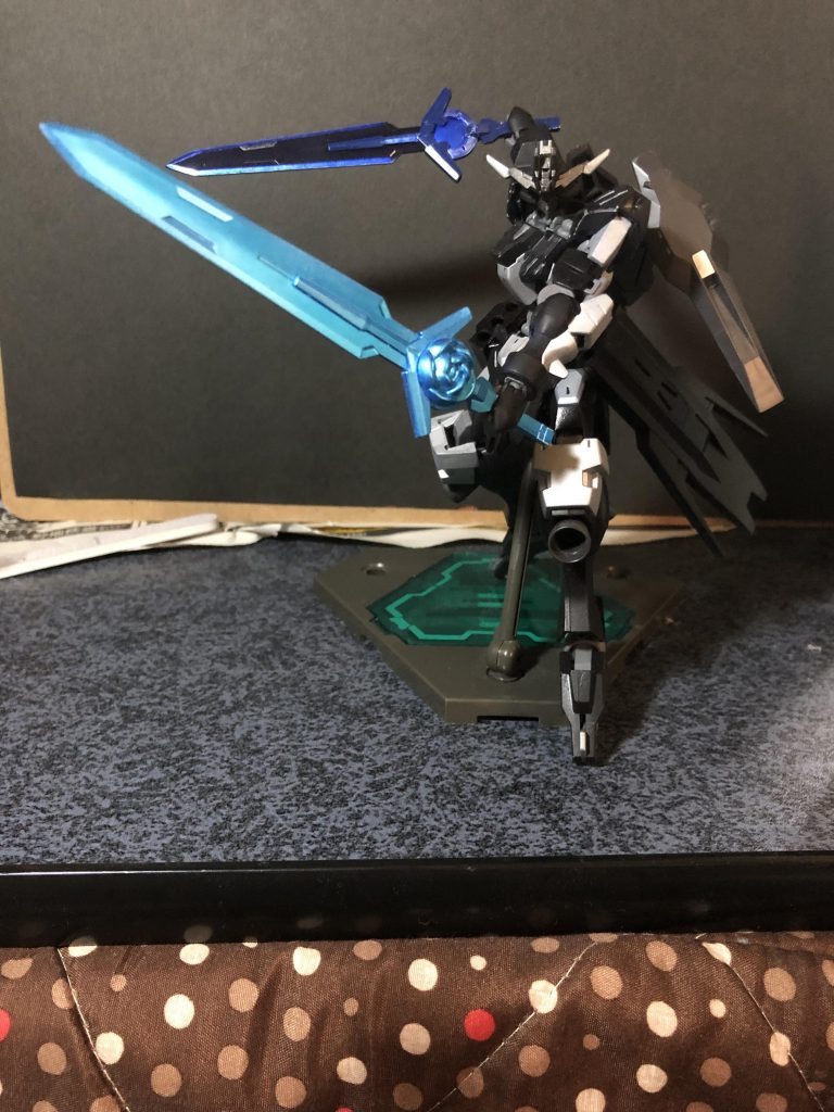 左手にはブルーローズソード。こちらは色に迷わなかったです。GNコンデンサがあった所には100円ショップにあった薔薇のボタンを加工して接着しました。