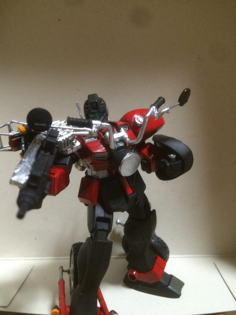 左肩がオイルタンクだから撃ち抜かれたらガス欠か大炎上でしょうな