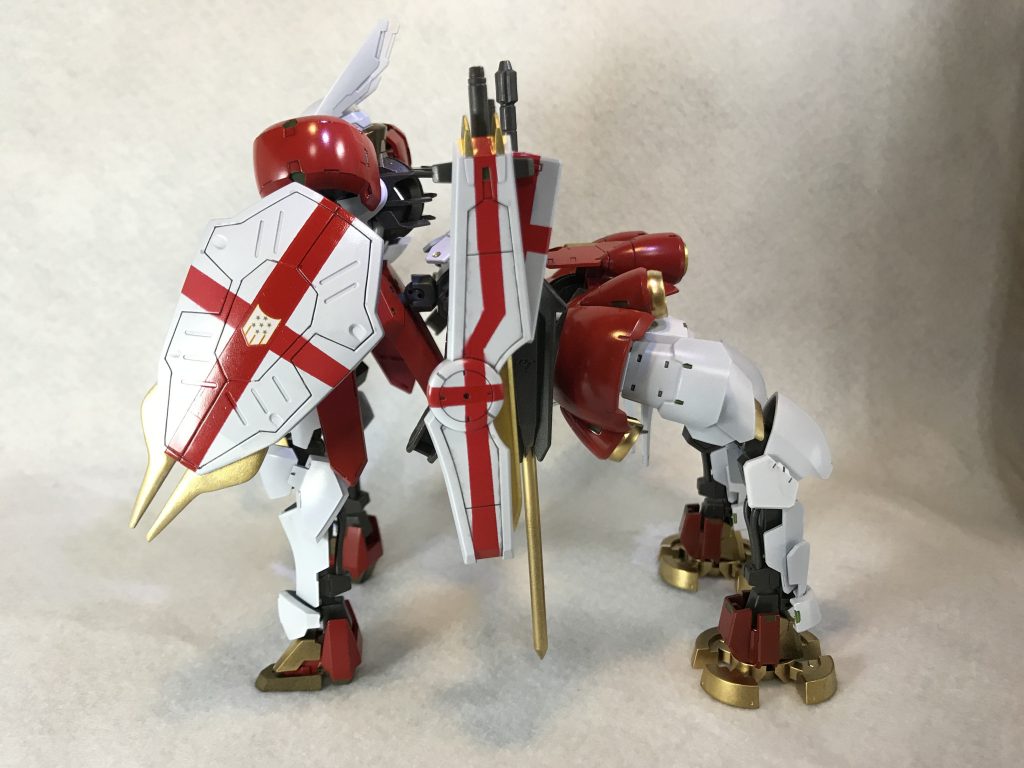 マクギリスは自身を逆賊アリアンロッド艦隊から錦の御旗であるバエルを奪還せんと進軍する「*正義の味方*」と称し、赤白を基調とし、シールドには十字の意匠がなされている。