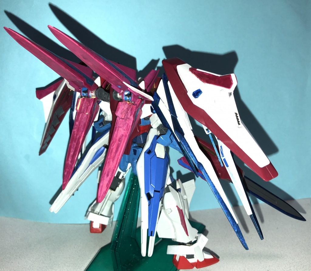 背面。2基のメインスラスターは元々のものに形を似せていますが、ブレイヴのパーツを複製して重ねたものに変更しています。
※突貫工事だった為、塗装や細部の整形が雑なのはご容赦…