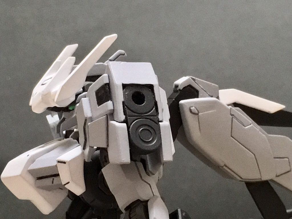 肩には接続軸を有し、武装の換装が可能。