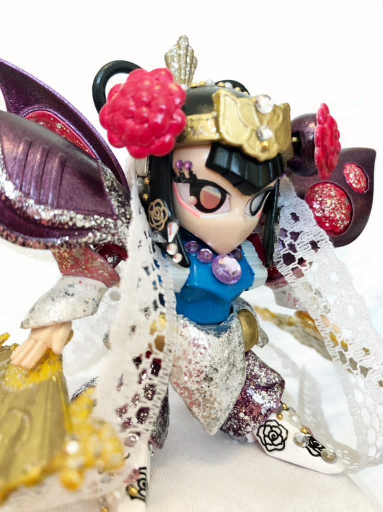 シルバーのキラキラした塗装は、ラメ入りのマニキュアを使用しています☆*。扇に関しては、先にラメ入りのマニキュアを塗ってからゴールドに塗装しました。扇ならではの独特のざらつきやシワなどを、私なりに表現できたかなと思います♪

羽衣は長めのレース素材を使い、ふんわりとしなやかな様子にしてみました✨