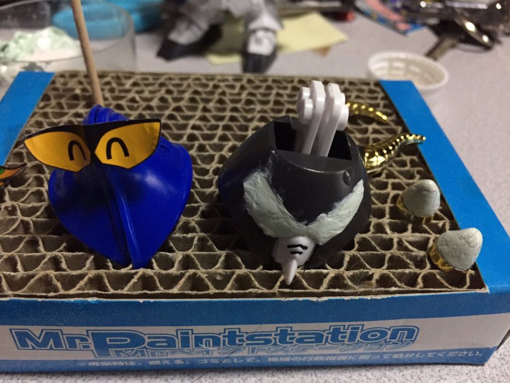 元キットのサタンガンダムは目がきつめなので目を埋めて、レジェンドBBの騎士ガンダムのにっこり目のシールを張ってます