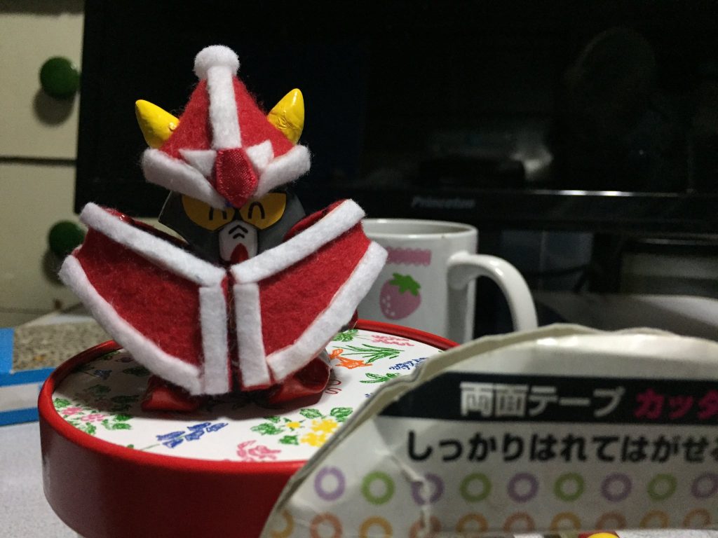 羽根兼マントをクリスマスの服っぽくしてます