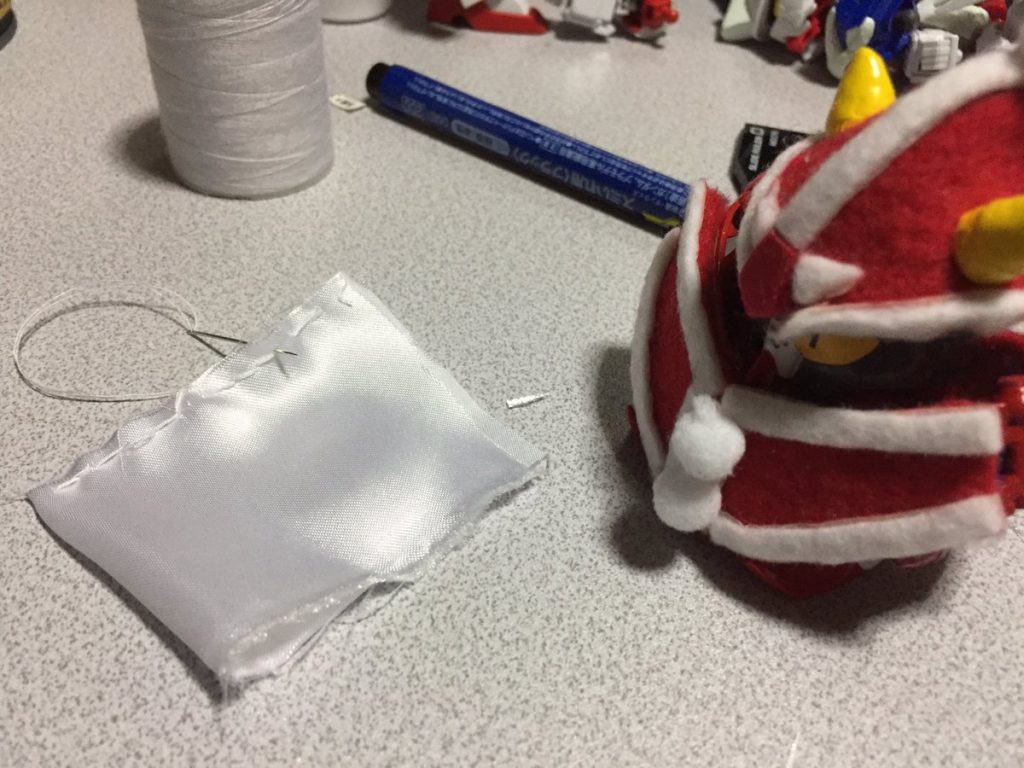 プレゼントの袋は生地&糸で制作しています。まさかガンプラ作るのに裁縫をやるとは思いませんでした