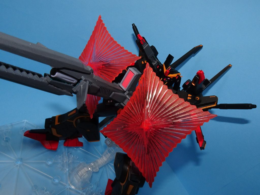 フルバースト
メガランチャーは開放バレルでビームをより制御できるように。
距離狙撃や、フルパワー時の砲身保護に役立つ。
ビームシールドも展開できるようになったため、チャージ時も安心。